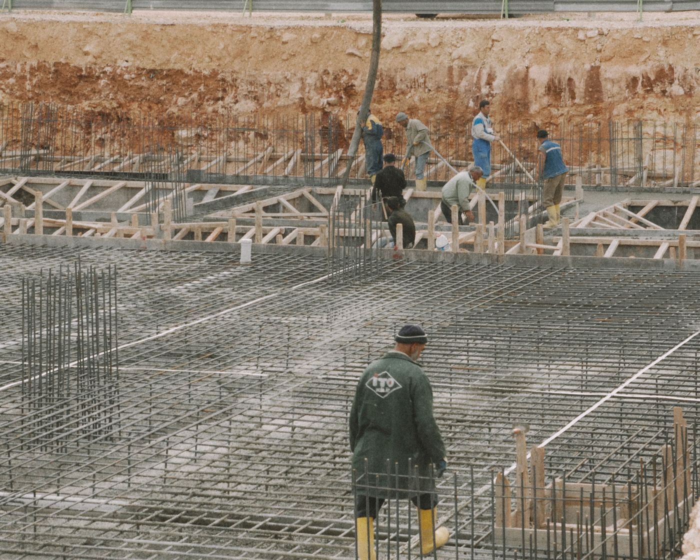 Trabajadores construyendo una fundación con acero de refuerzo